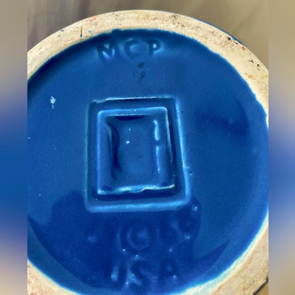 Vintage McCoy Raised Turkey vase/pitcher 1968. Beautiful blue. Tiny chip on top. - Picture 3 of 15